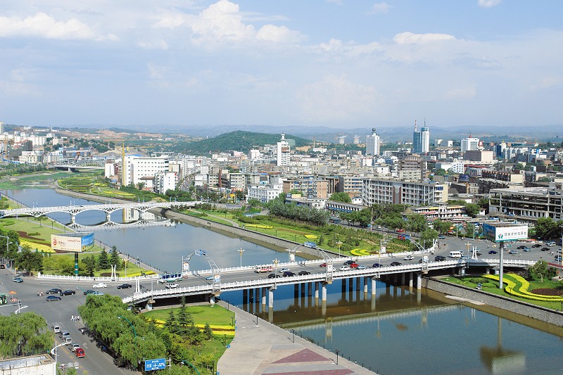 阳泉暖阳映照下的城市风光